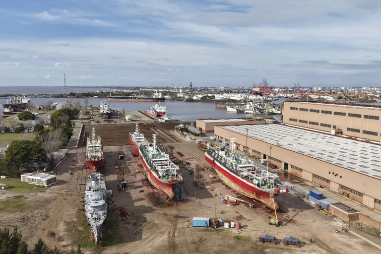 The squid jiggers XIN SHI JI 28 and XIN SHI JI 29 arrived at the shipyard to undergo a general maintenance program, which includes mechanical work, hull cleaning, and quality control, as part of a scheduled technical stop organized by the shipowner.