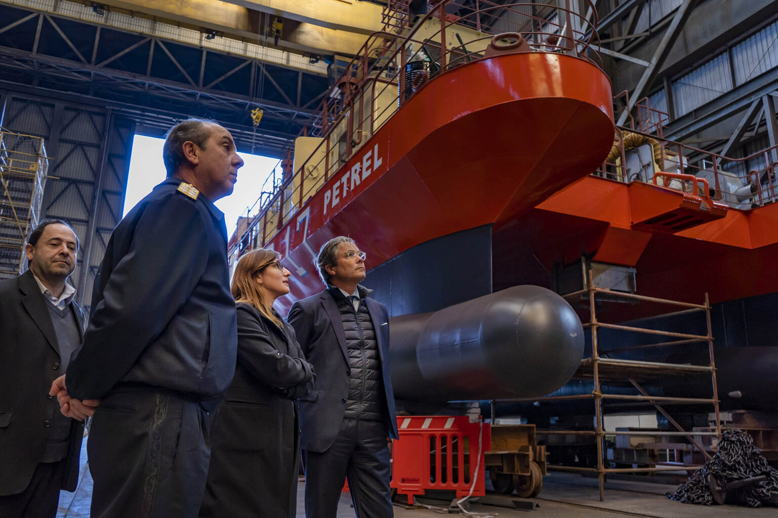 Julio H. Guardia, Jefe del Estado Mayor General de la Armada Argentina junto a Daniela Castro y Dr. Ulrich Sante, en Astillero Alte. Storni