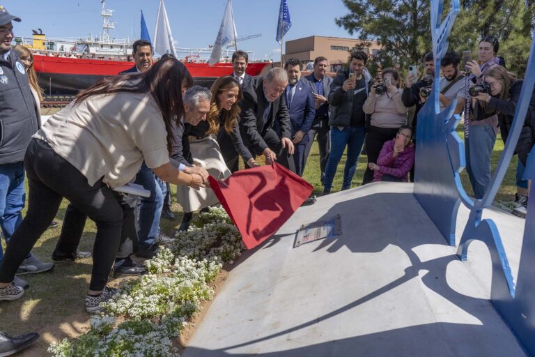 Inauguración de monumento en  honor al ex presidente Néstor Kirchner