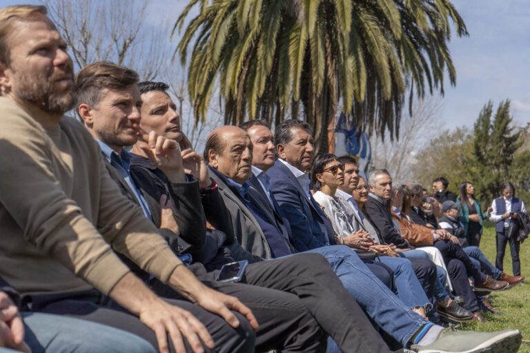 La Ministra Victoria Paz junto a Jorge Taiana, Ministros provinciales e intendentes, entregó mobiliario urbano para barrios populares