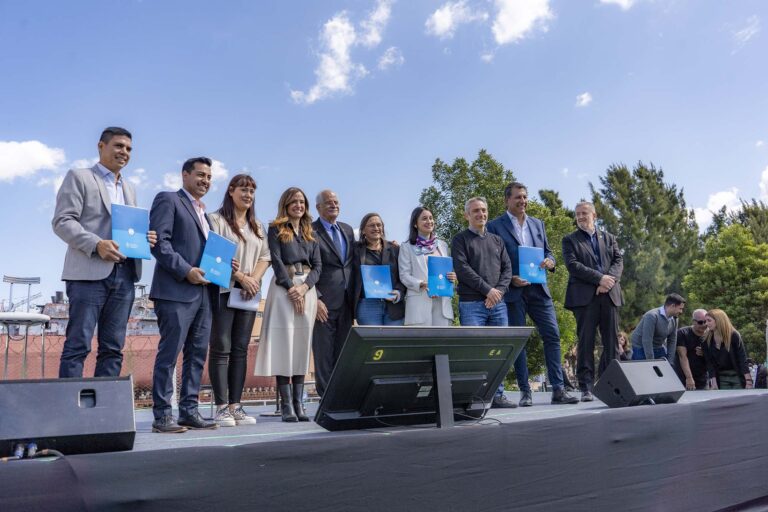 Firma de convenio para la entrega del mobiliario urbano