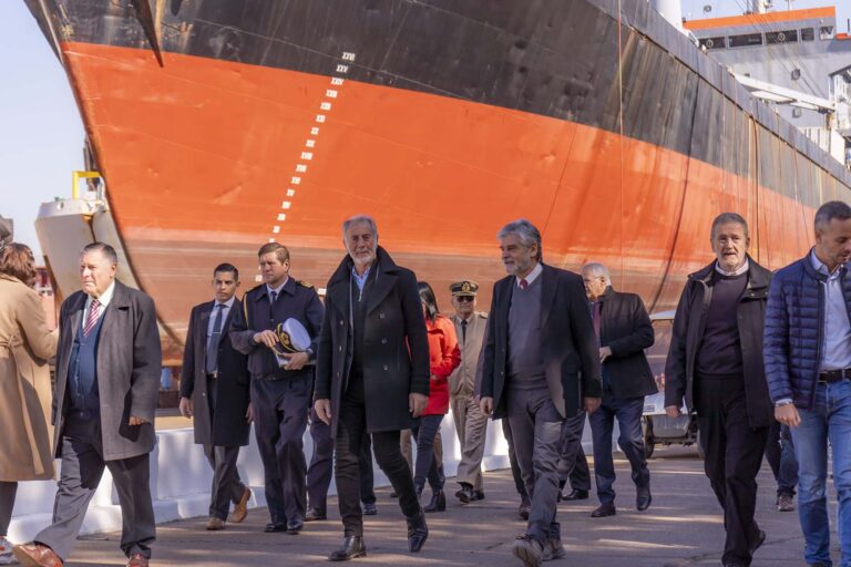 Visita de autoridades al Buque Víctor Angelescu
