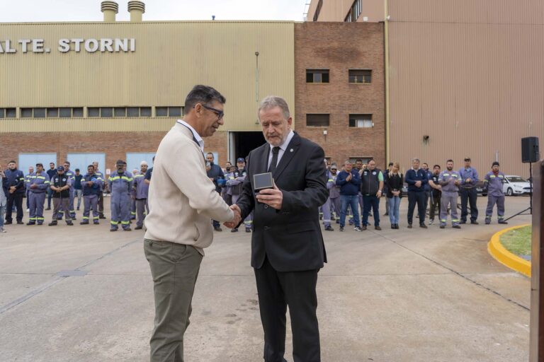 Entrega de Medallas conmemorativas