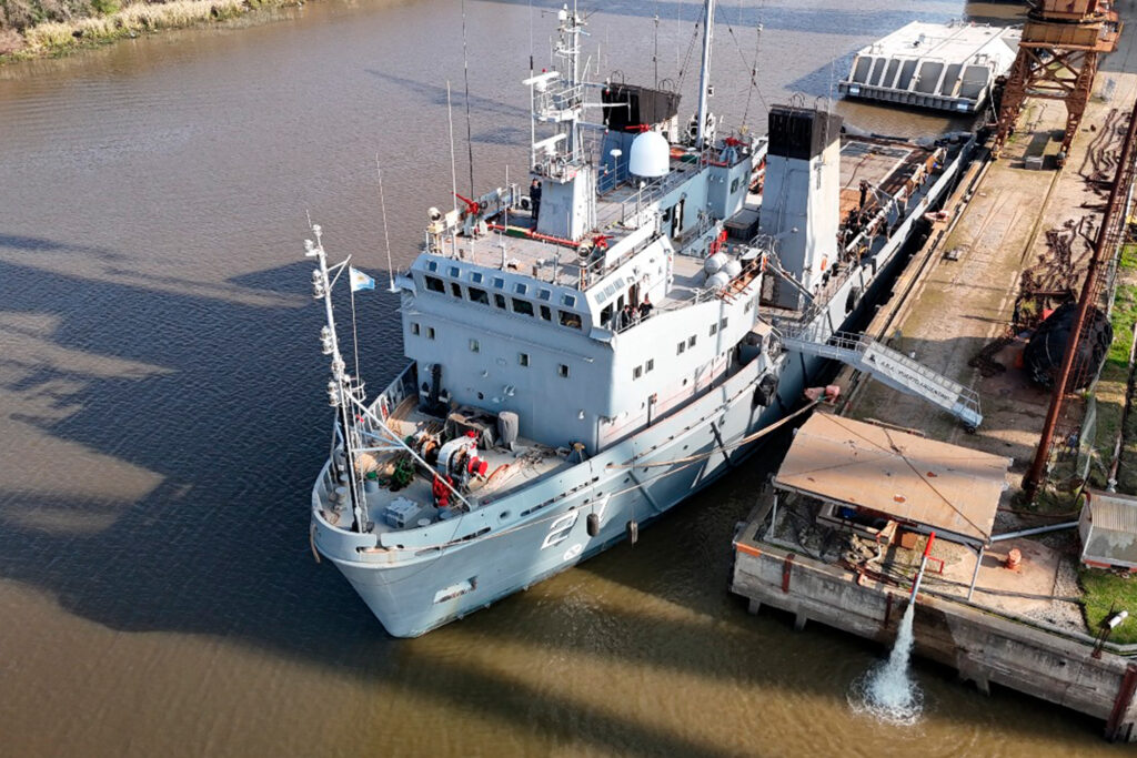 Traslado Compuerta flotante hacia Arsenal Naval Puerto Belgrano