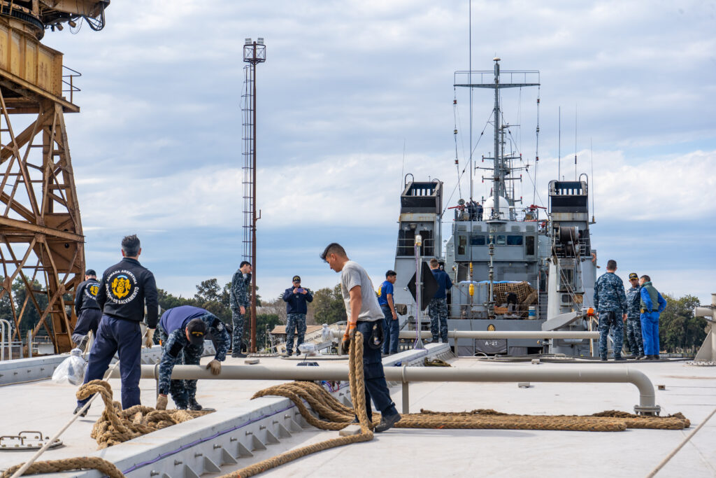 Traslado Compuerta flotante hacia Arsenal Naval Puerto Belgrano