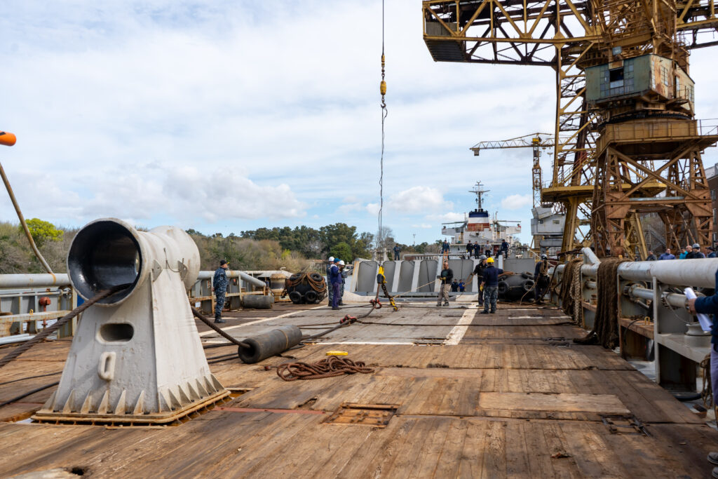 Traslado Compuerta flotante hacia Arsenal Naval Puerto Belgrano