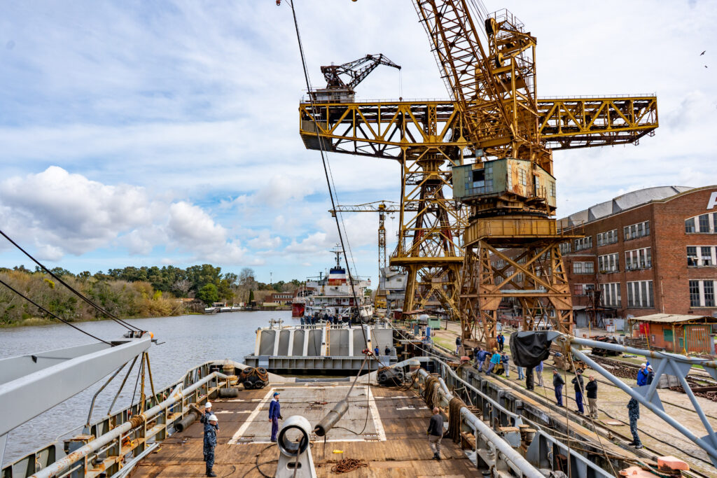 Traslado Compuerta flotante hacia Arsenal Naval Puerto Belgrano