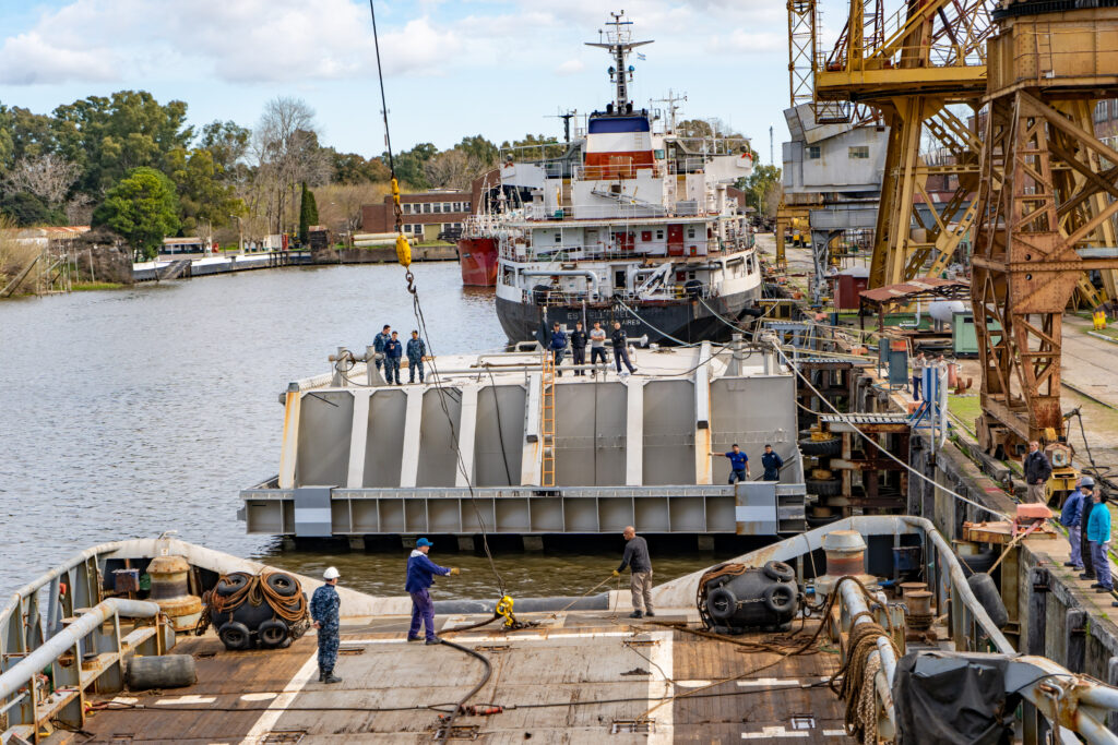 Traslado Compuerta flotante hacia Arsenal Naval Puerto Belgrano