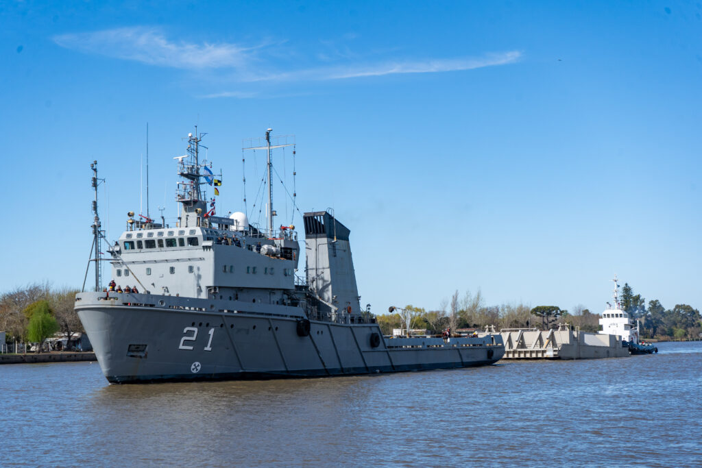 Traslado Compuerta flotante hacia Arsenal Naval Puerto Belgrano