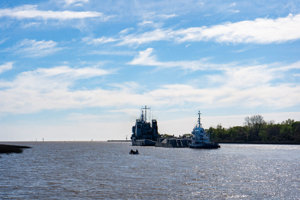 Traslado Compuerta flotante hacia Arsenal Naval Puerto Belgrano