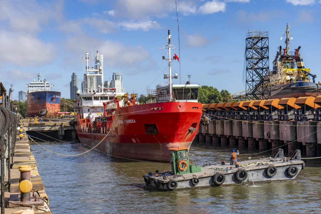 SERRA THERESA ingresando a plataforma Syncrolift