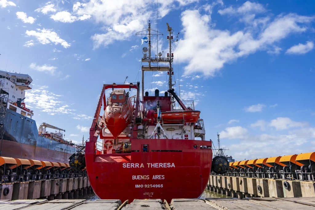 SERRA THERESA ingresando a plataforma Syncrolift