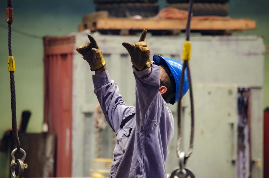 Trabajador durante maniobra de izaje